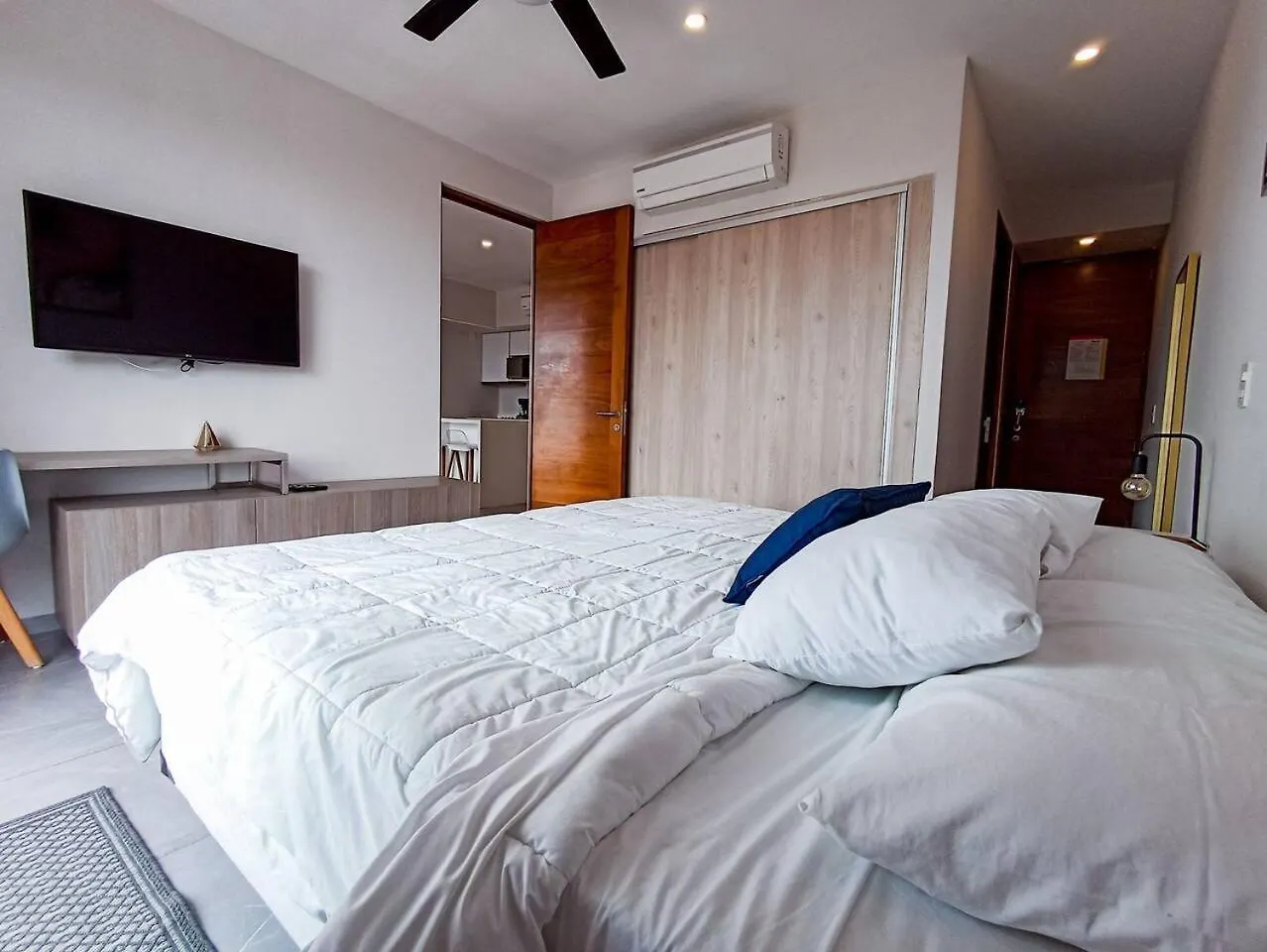 プレヤデルカーメンDowntown Stylish 2Br With Large Terrace Pool Gym And Barアパートメント 0*, プレヤデルカーメン